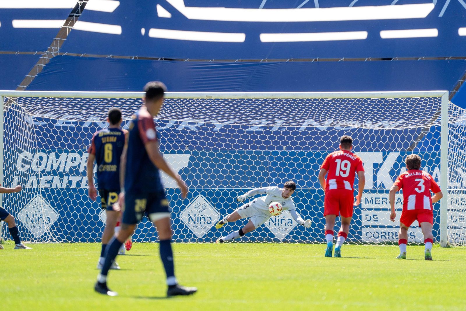 Acción en la que Jesús López detiene el empate para evitar que los murcianos se adelantaran en el marcador.