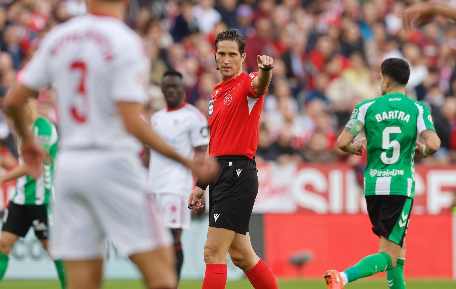Munuera Montero, en el reciente derbi hispalense entre Sevilla FC y Real Betis Balompié.