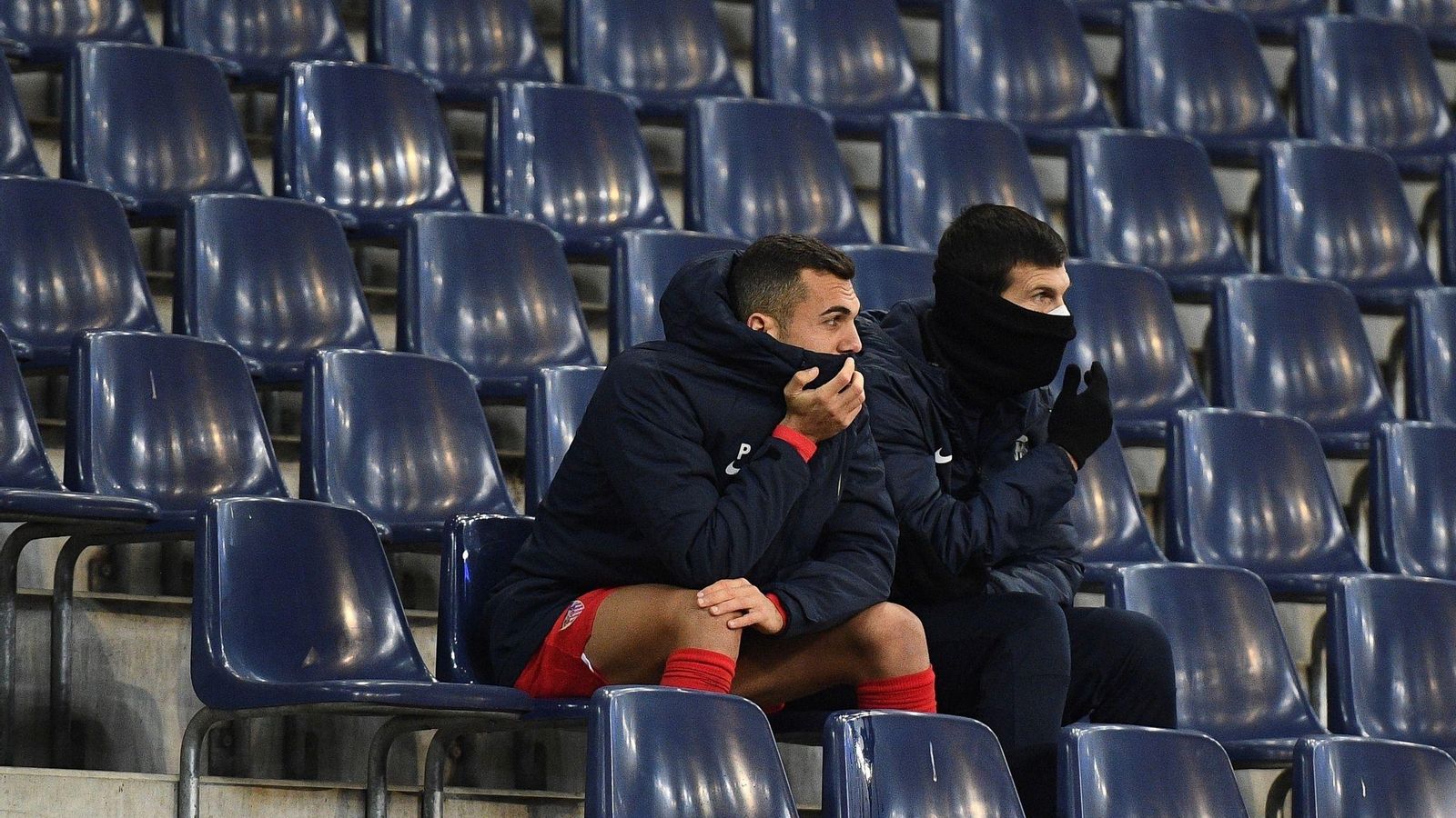 Joan Jordán sigue el partido desde la grada tras su expulsión.