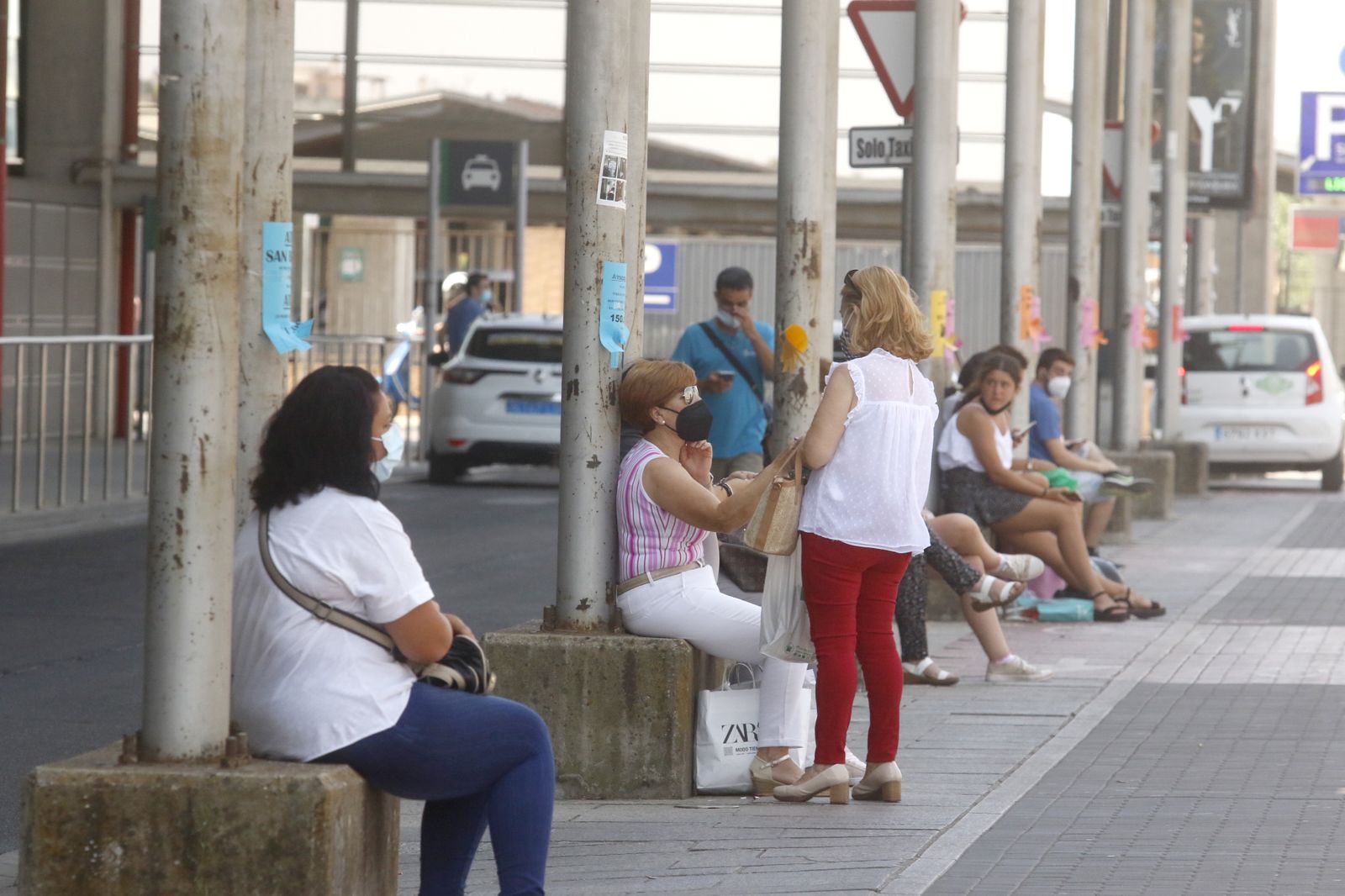 Varias personas en el entorno de la avenida Vía Agusta de Córdoba.