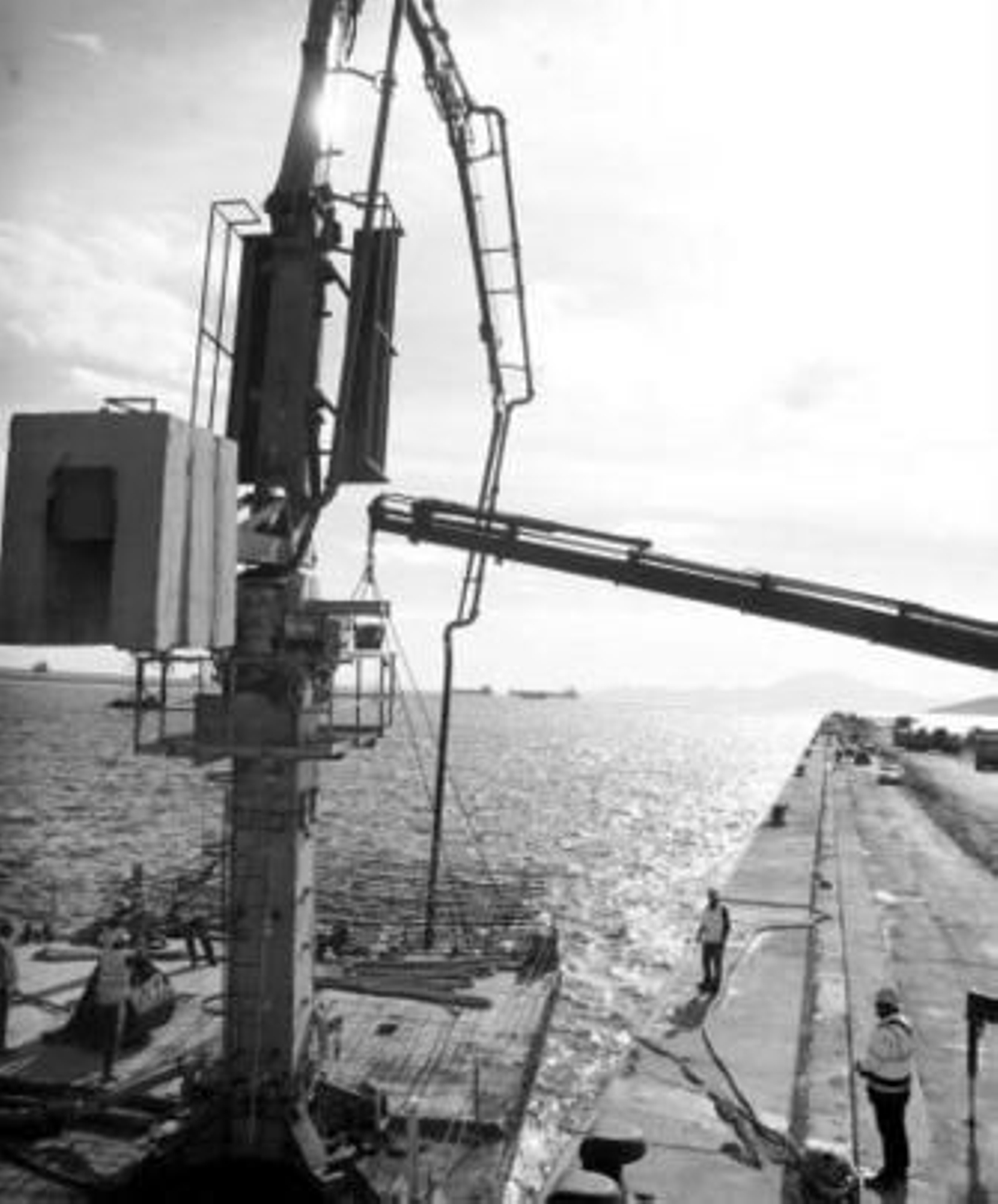 Obras en uno de los muelles de Isla Verde Exterior.