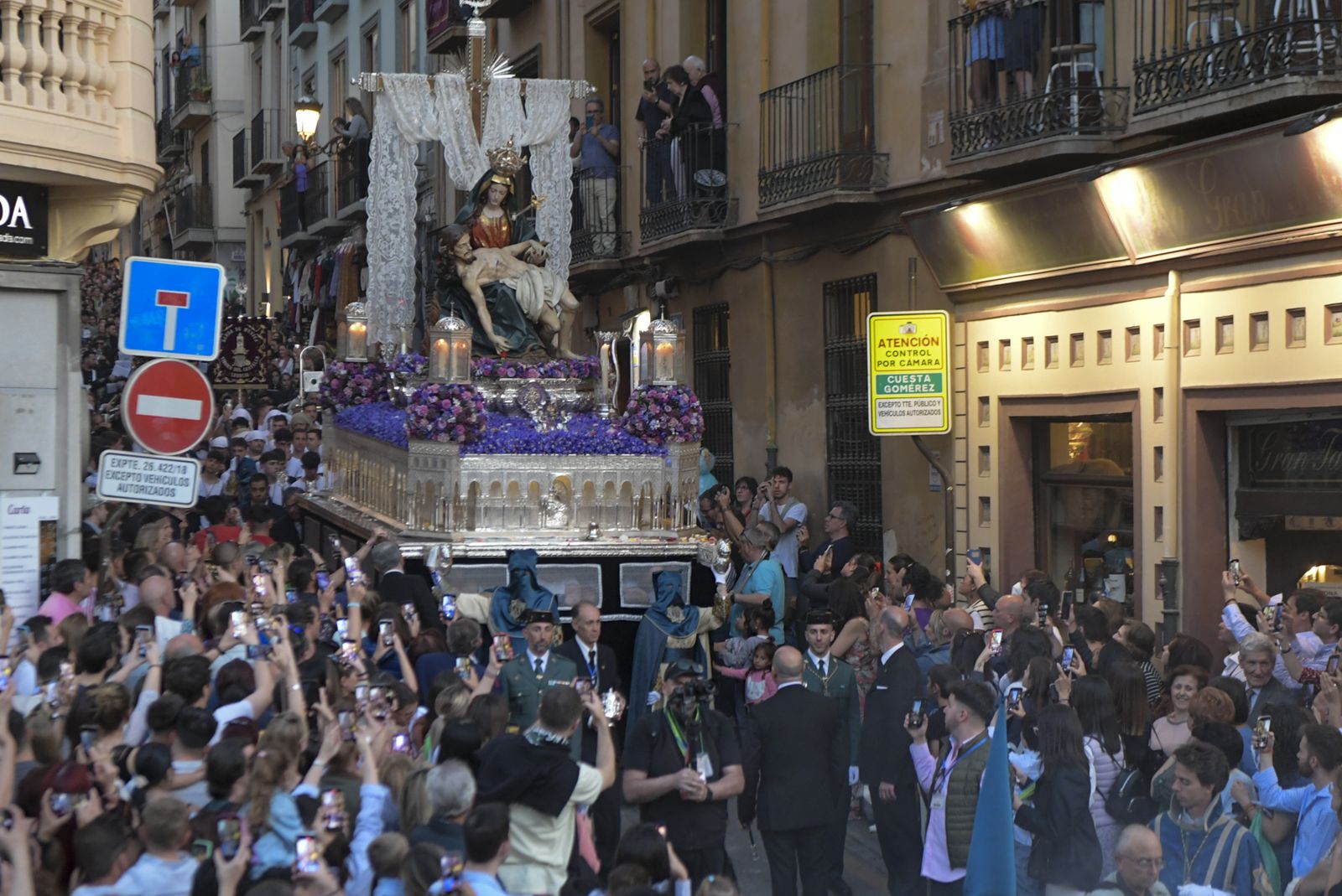 Las fotos de la salida de Santa María de la Alhambra y su bajada a Granada