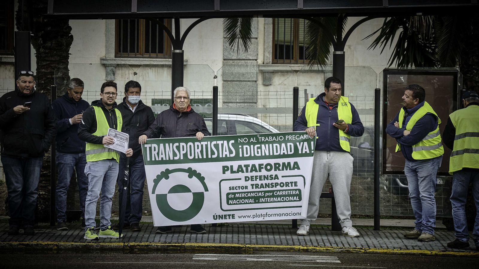Un piquete de transportistas, ante el puerto de Cádiz, en una imagen de hace unos días.