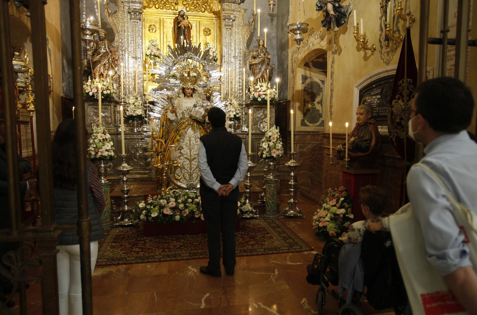 La Virgen de la Alegría expuesta a la veneración de los fieles.