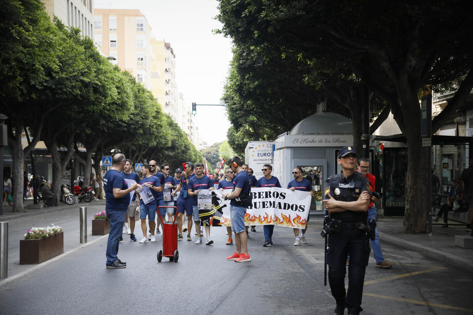 Manifestación de los bomberos quemados de Almería, en imágenes