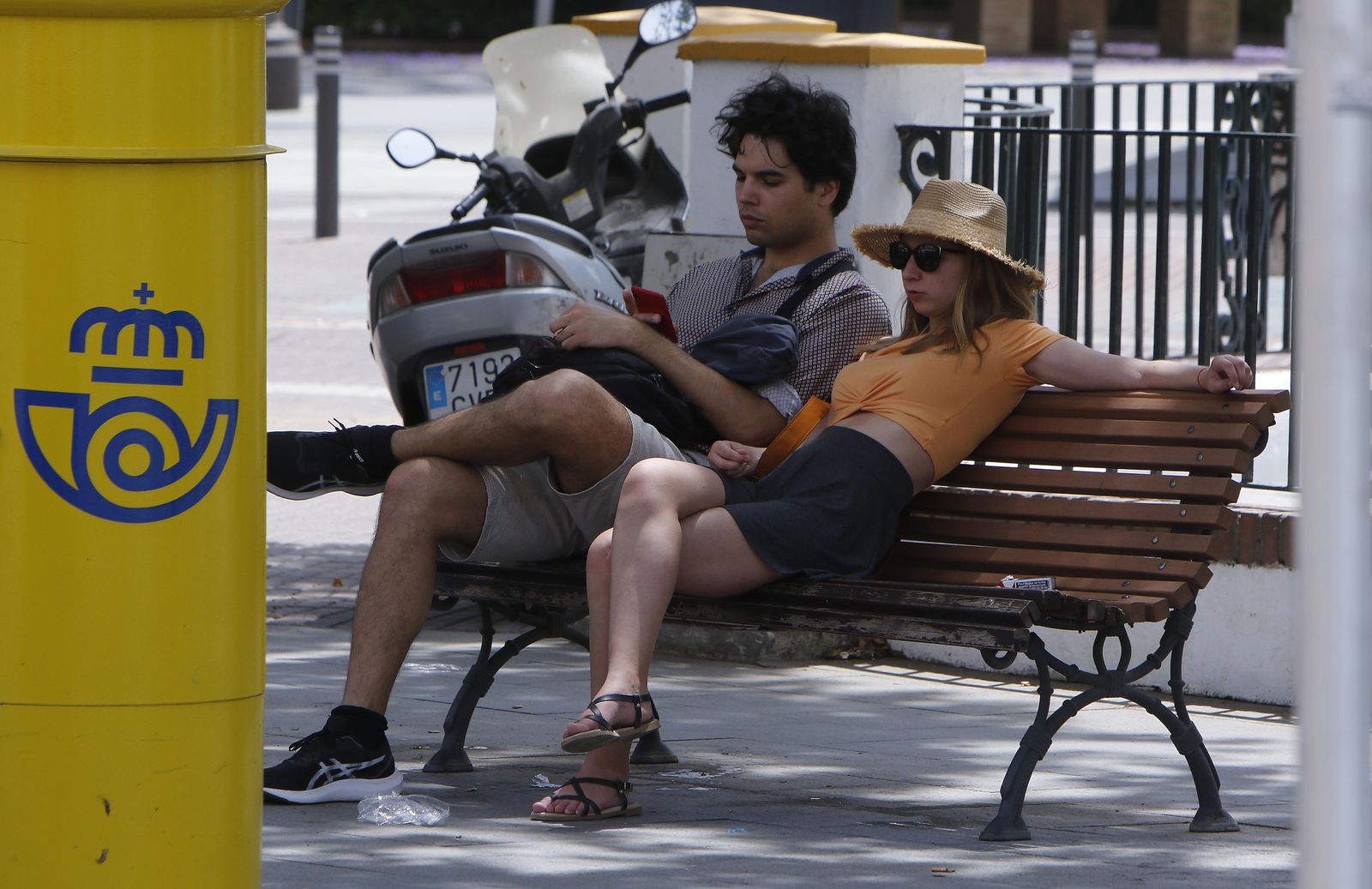 Un par de turistas descansa a la sombra.