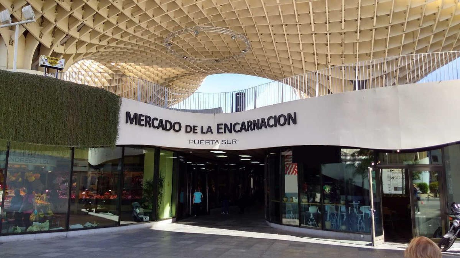 Entrada principal del mercado de la Encarnación.