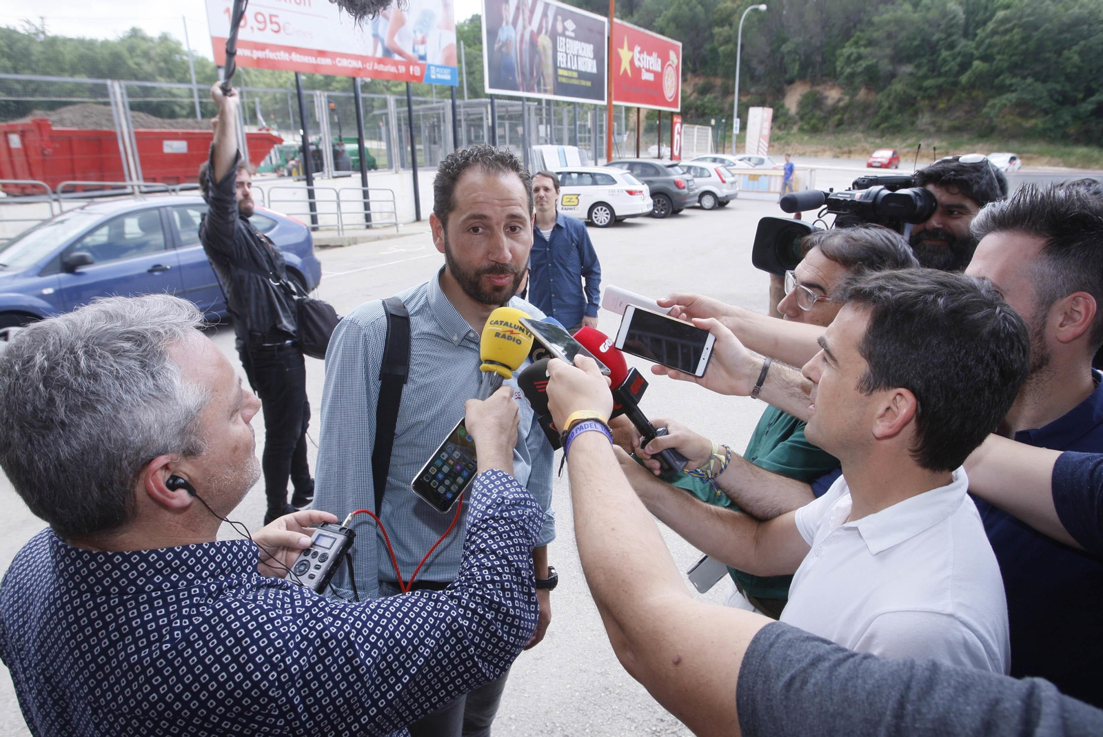 Pablo Machín atiende a la prensa en Girona.
