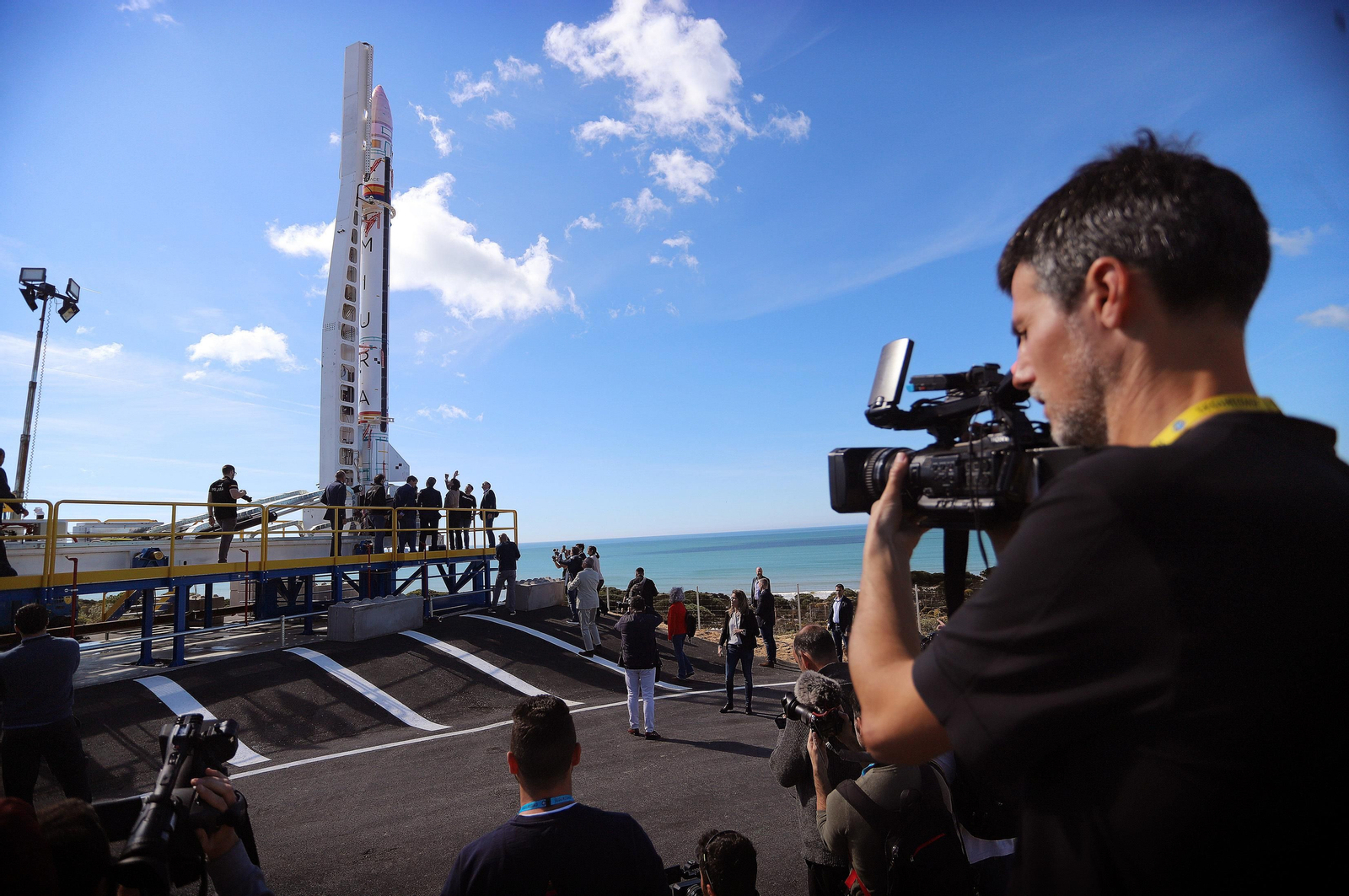 Imágenes de Pedro Sánchez en su visita al cohete Miura en la base espacial en Huelva