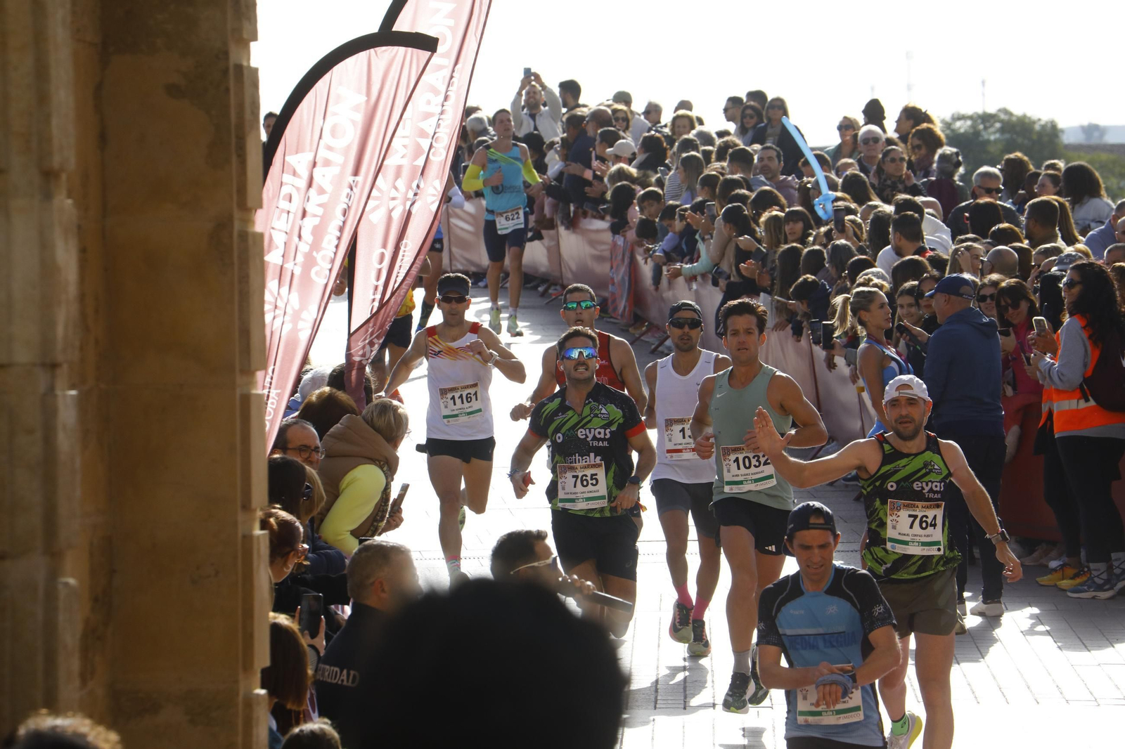 La gloria de cruzar la Puerta del Puente: las fotos de la línea de meta de la Media Maratón de Córdoba 2024