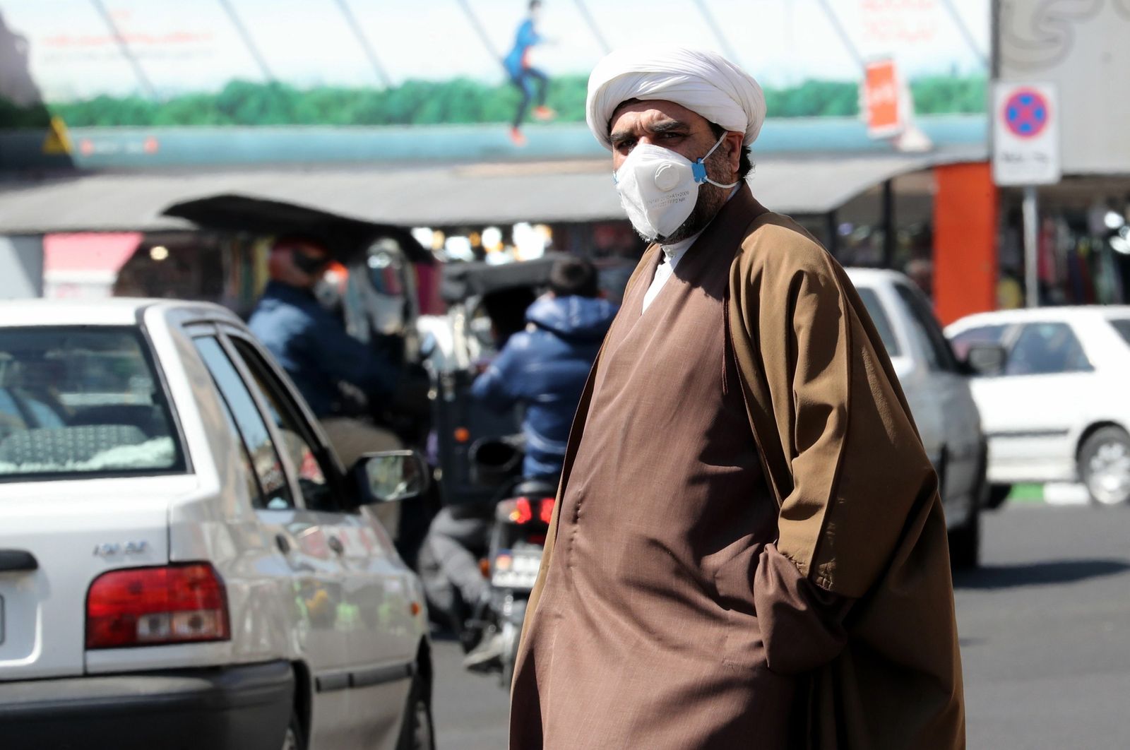Un iraní con una mascarilla para protegerse del coronavirus