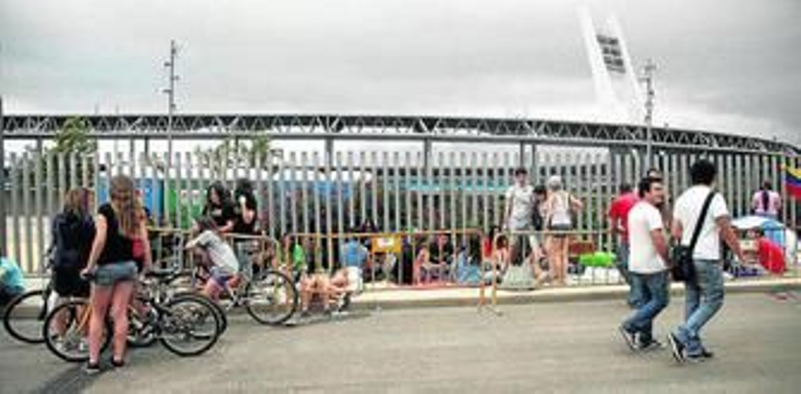 Los fans más madrugadores para el concierto de Shakira, en las inmediaciones del recinto antes de conocer la noticia.