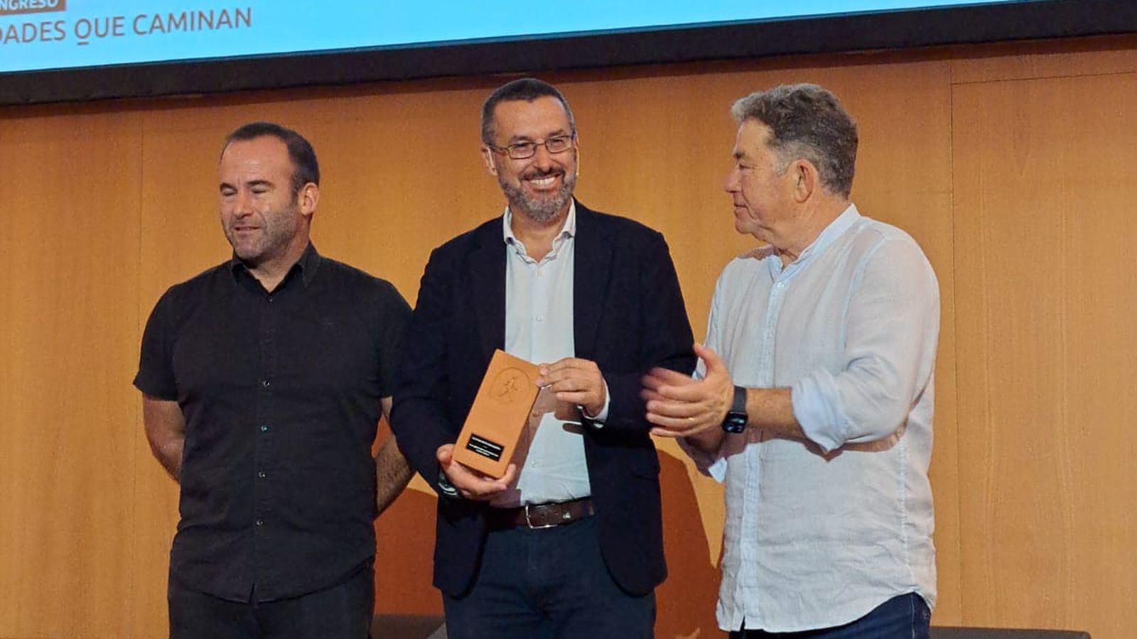 Juan Franco, con el premio de la Red de Ciudades que Caminan.