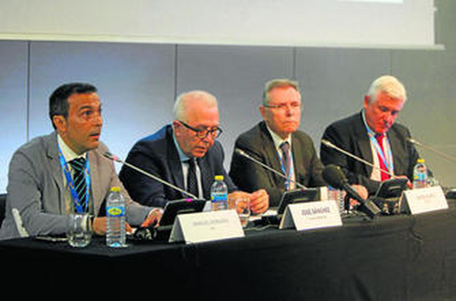 Miguel Palacios, a la derecha, junto a Manuel Doblado (AGI), el consejero José Sánchez Maldonado y Antón Valero (Feique) ayer en Sevilla.