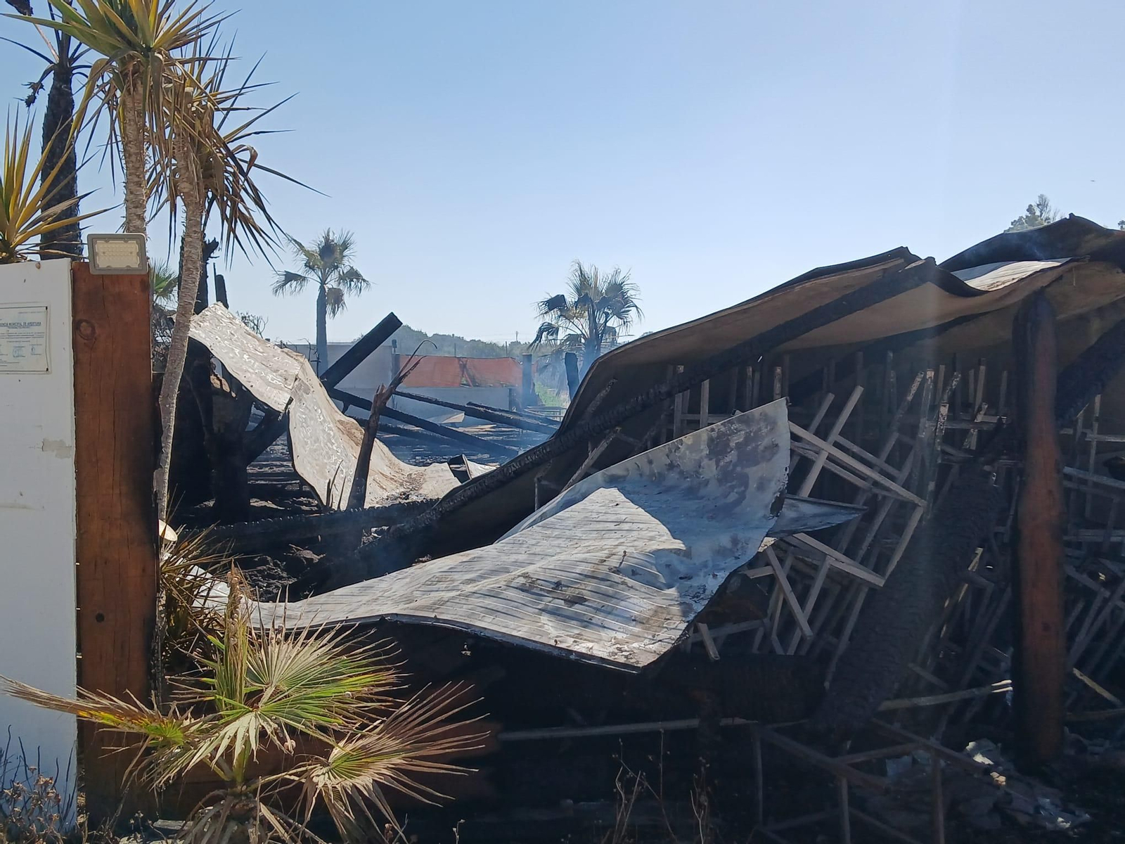Las imágenes del incendio del chiringuito El Arenal de El Palmar