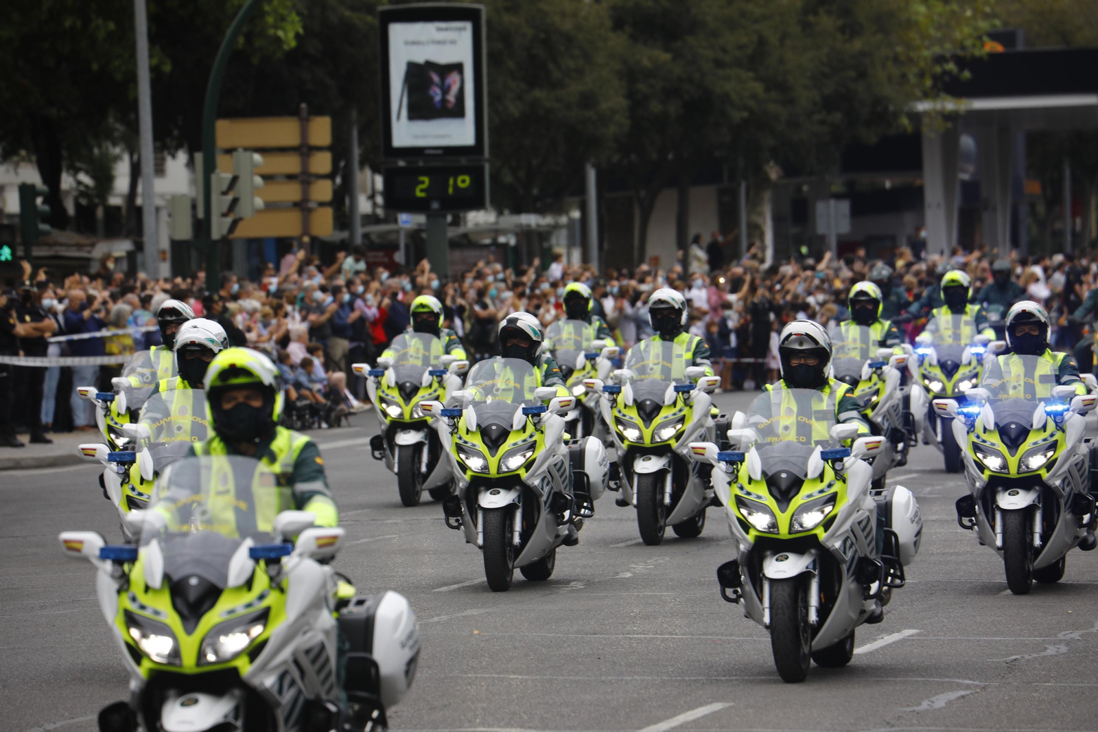 El desfile por la celebración de la semana de la Guardia Civil en Córdoba, en fotografías
