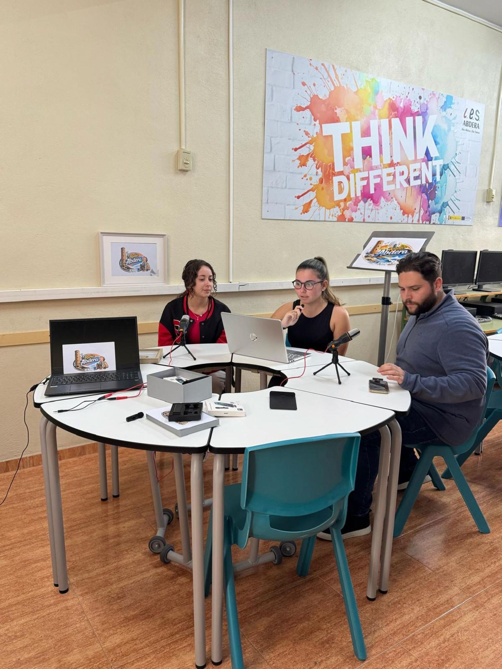 Alumnado trabajando en el proyecto.