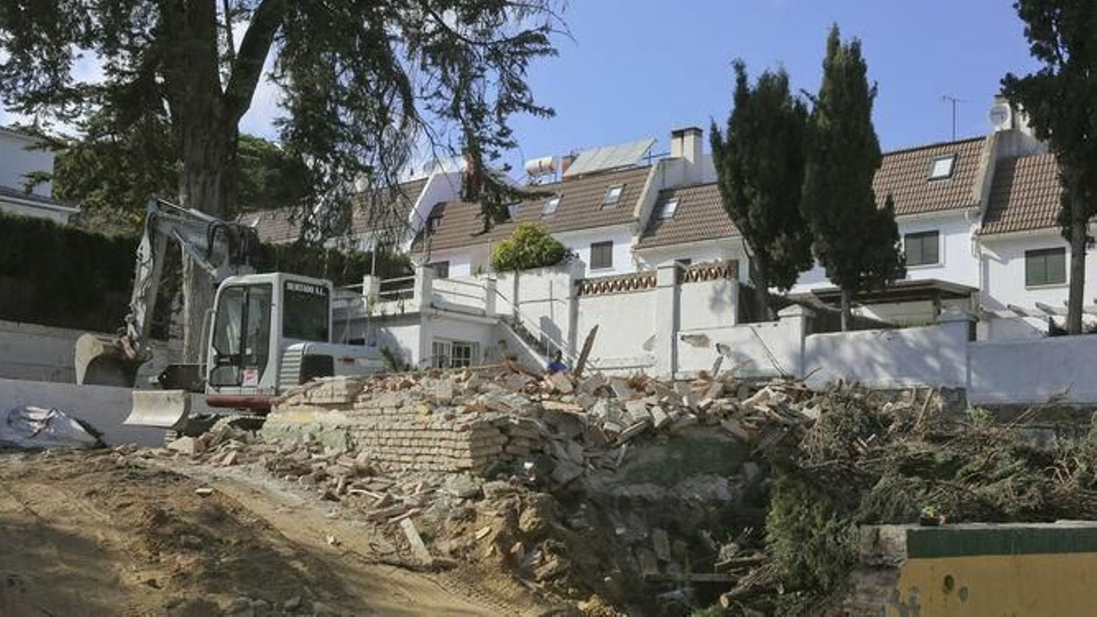 Una excavadora derriba Villa Maya, la casa de Porfirio Smerdou en Málaga.