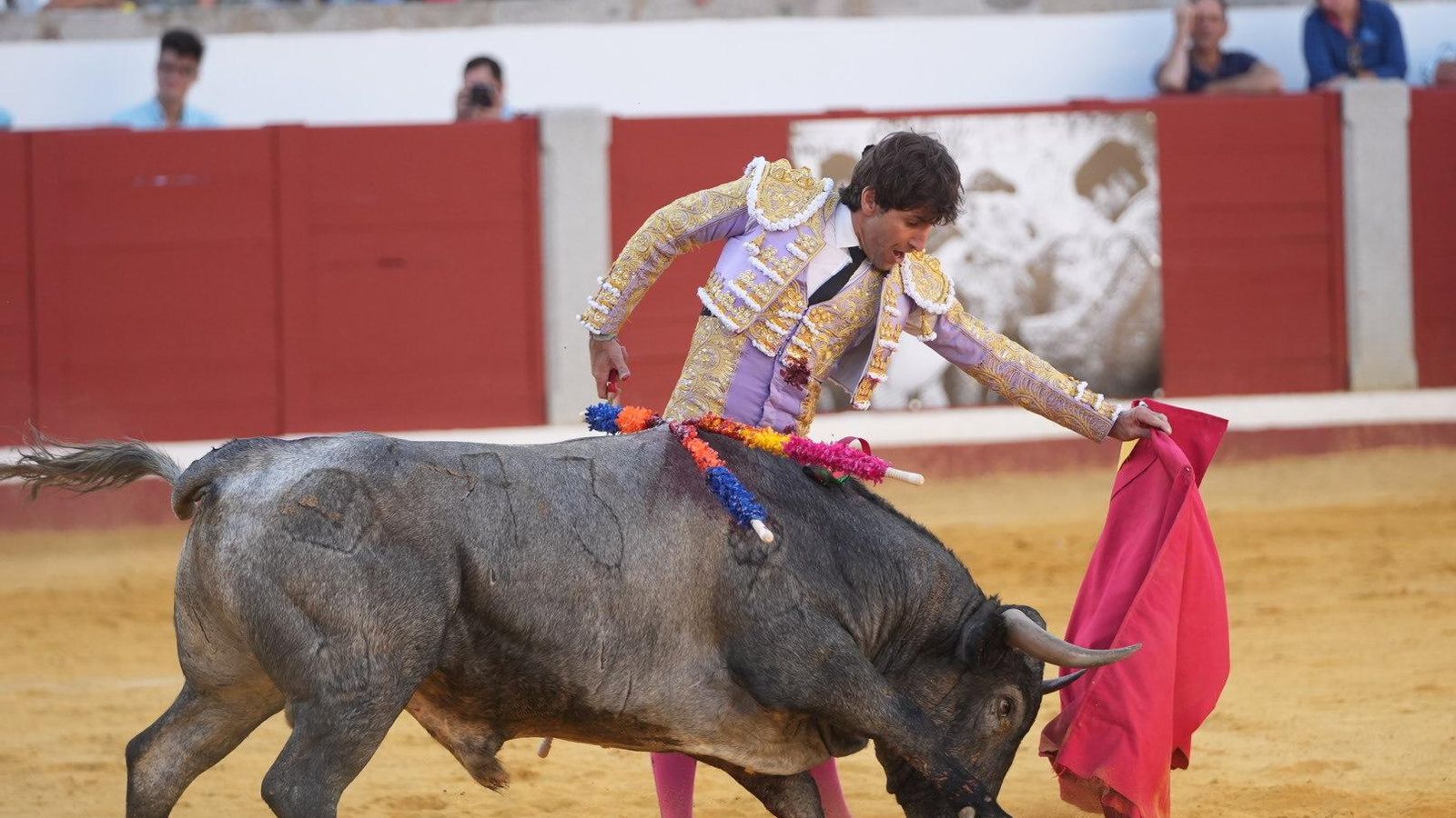 Alberto Lamelas da un muletazo al natural.