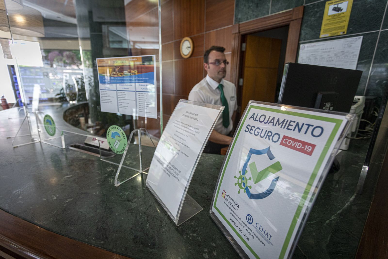 La recepción del Regio, provista de su mampara de seguridad.