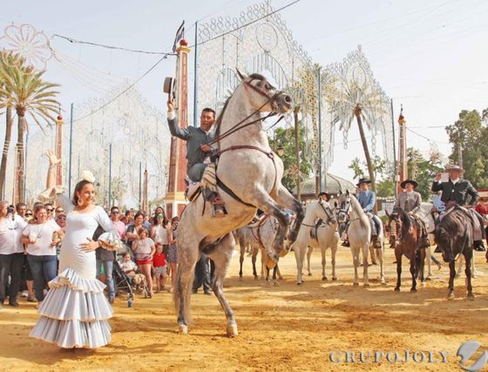 Una mujer vestida de flamenca baila con un caballo en pleno Real, una imagen preciosa que suscitó la atención de un nutrido grupo de personas durante la exhibición.

Foto: Vanesa Lobo