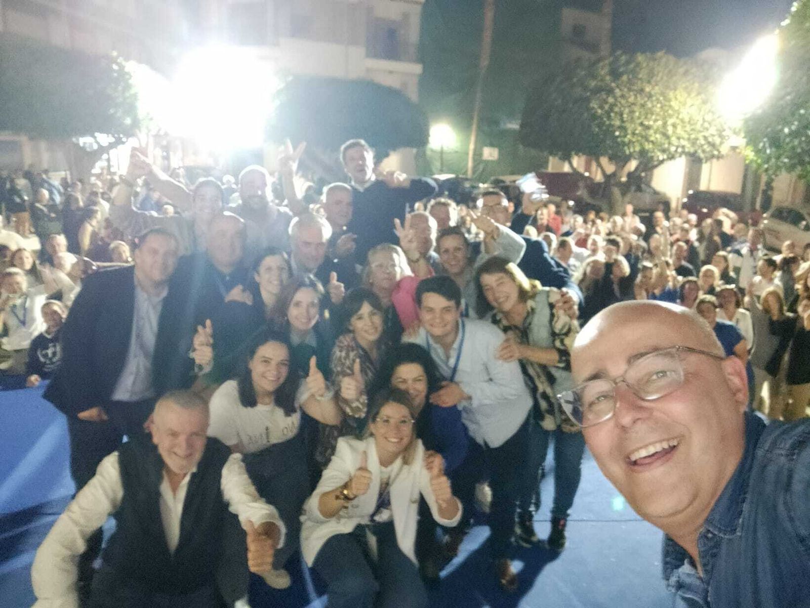 Domingo Fernández durante el mitin en el que prometió a los vecinos de Huércal-Overa "el buen camino para el municipio"