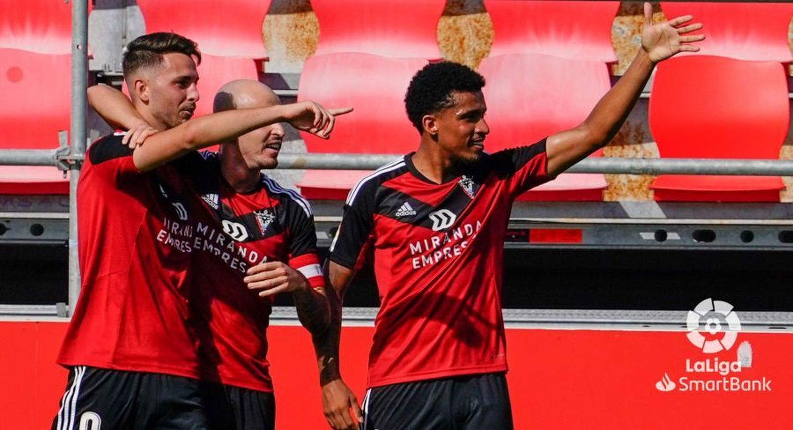 El granadino Raúl García celebra el tanto ante el Andorra.