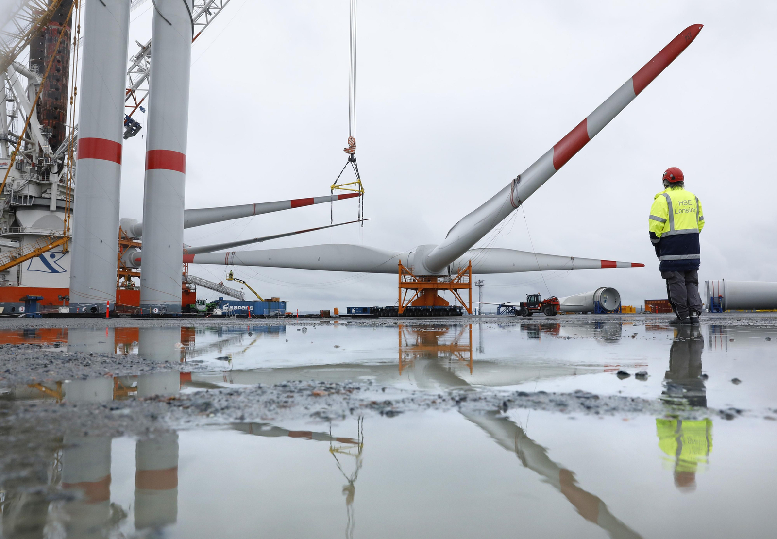 Puerto Real, presente en la estación eólico marina Wikinger