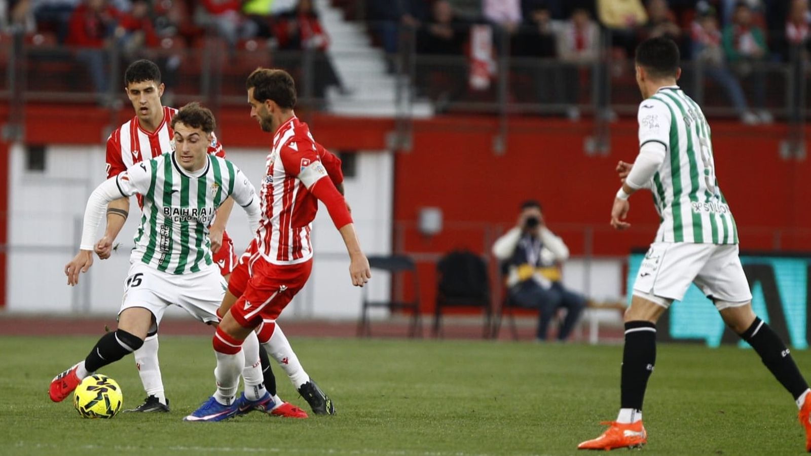 Mikel Goti controla el balón entre dos jugadores del Almería.
