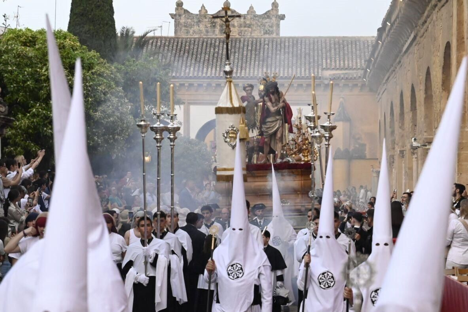 La Presentación al Pueblo de Córdoba a su paso por la Catedral en este Sábado de Pasión, en imágenes