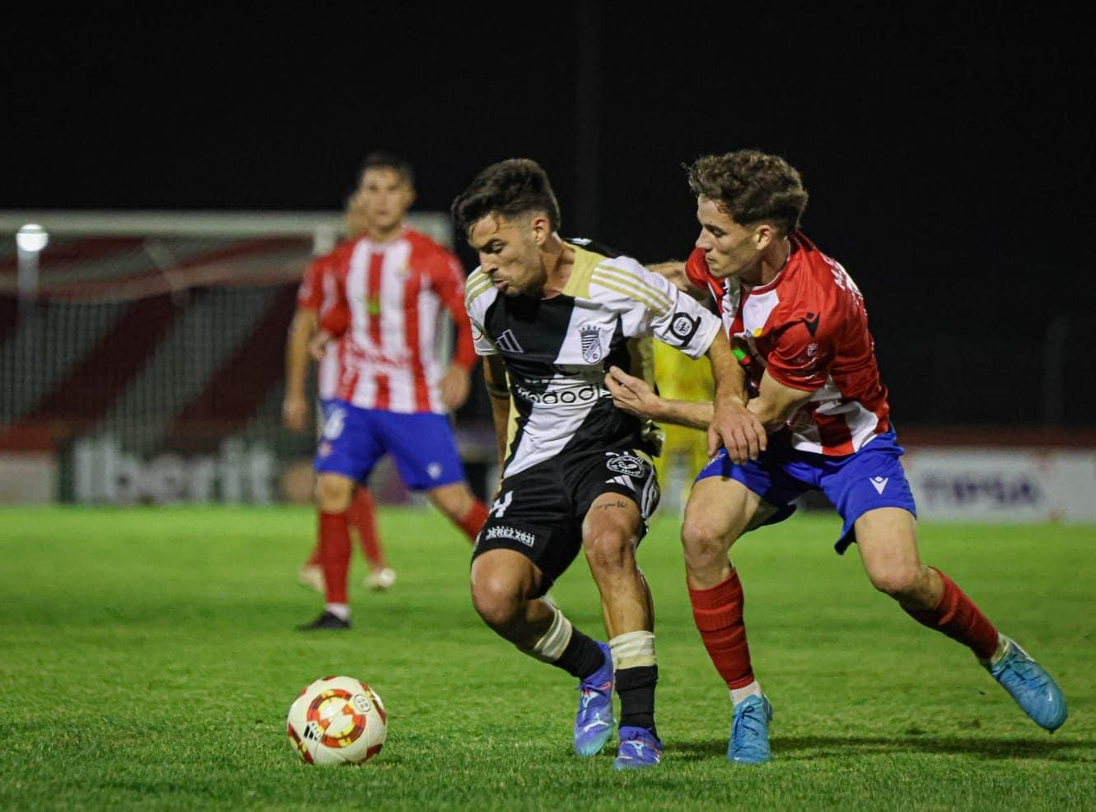 Misffut, agarrado por un contrario.