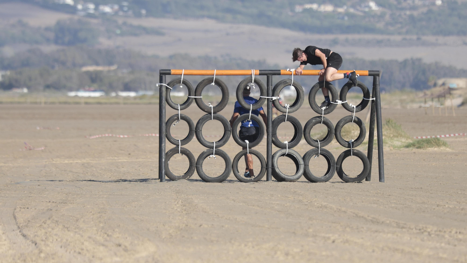 Carrera de obstáculos Adrenaline Race, en la playa de los Lances, en imágenes