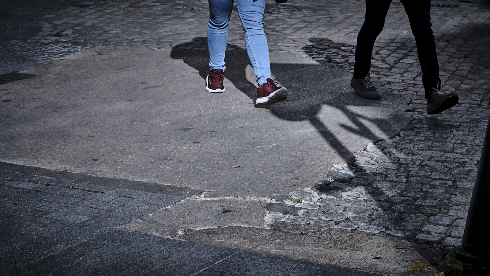 Acceso a la zona peatonal que circunda la plaza de Candelaria.