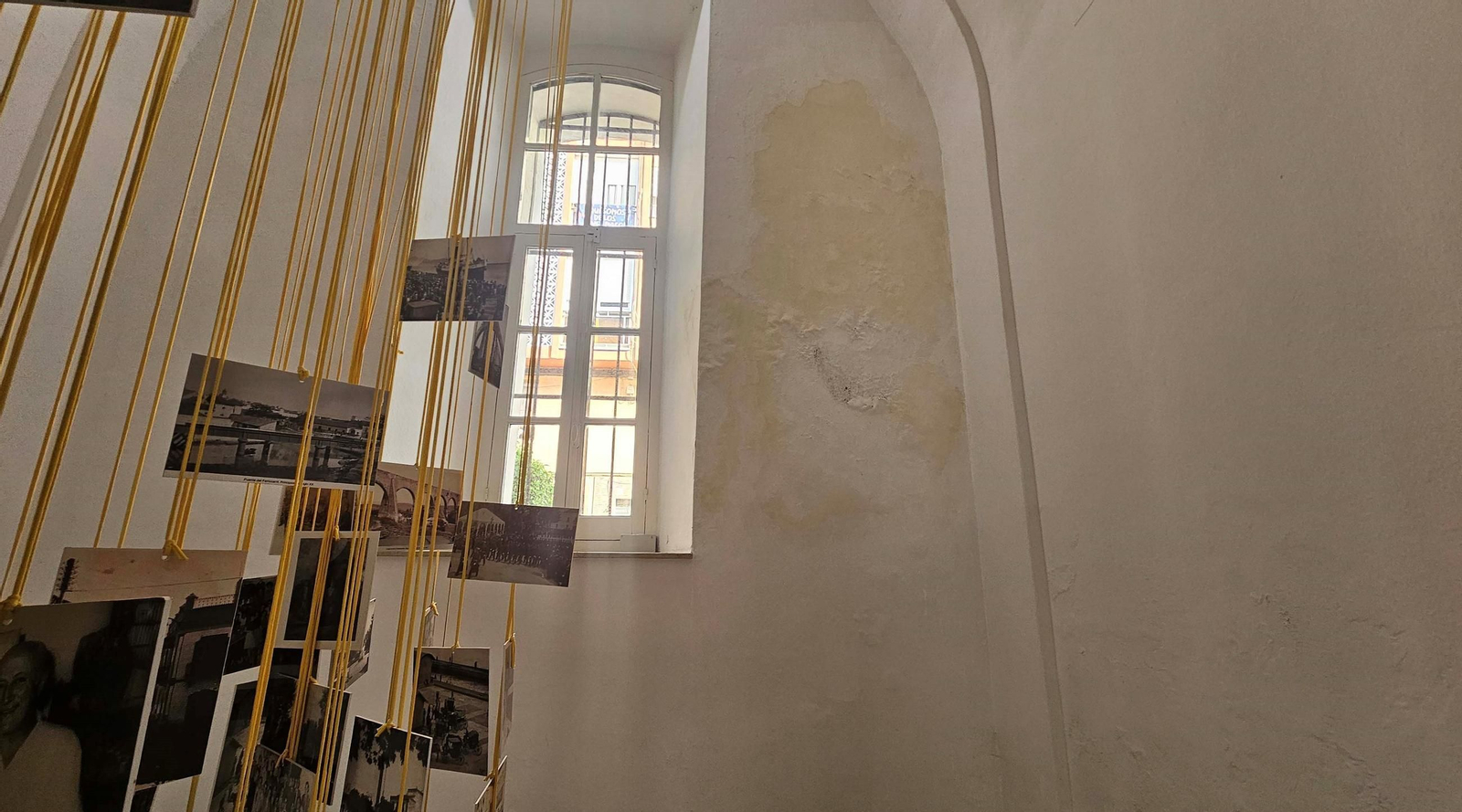 Humedades y filtraciones en las paredes del Museo Municipal de Algeciras.