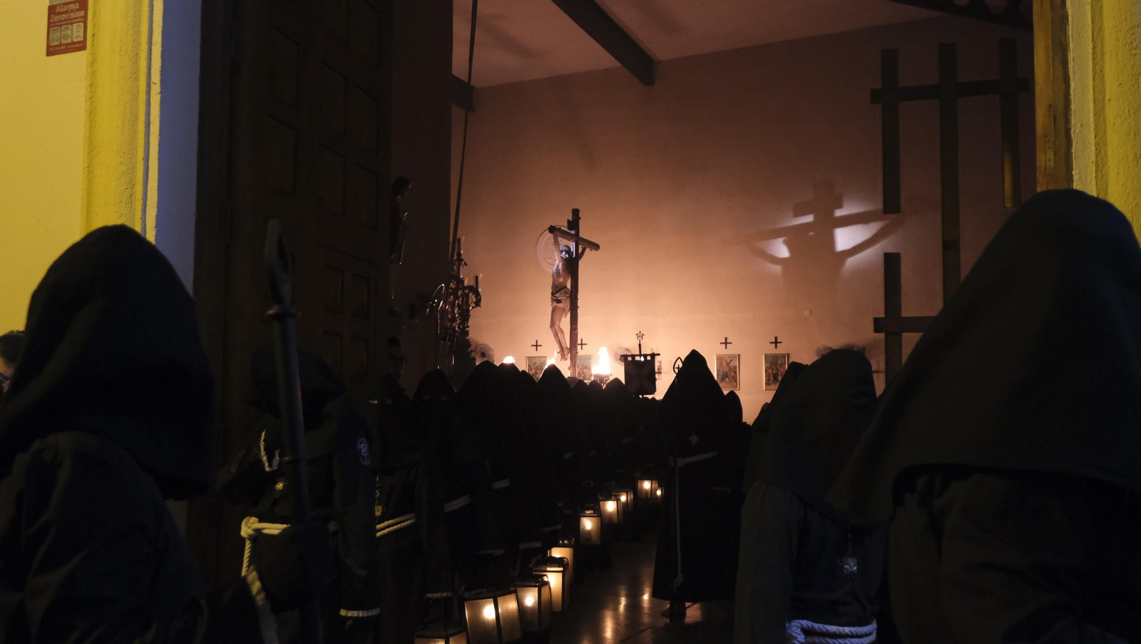 Procesión del Perdón en Almería, en imágenes