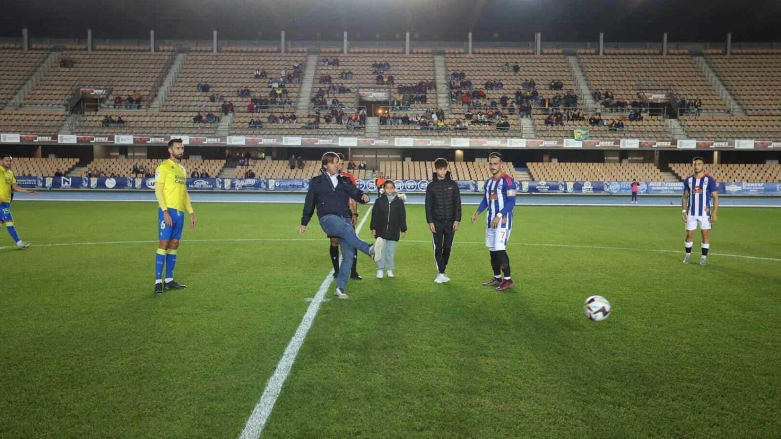 Jesús Mendoza hizo el saque de honor del partido. Jesús Mendoza hizo el saque de honor del partido.