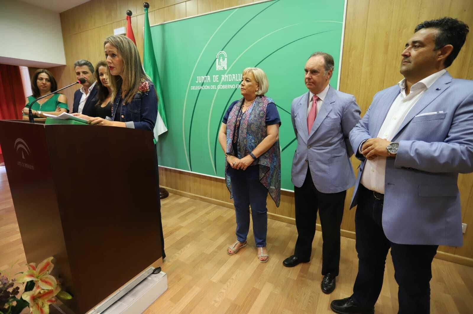 La delegada de Salud en el centro de la imagen durante la presentación de ayer.
