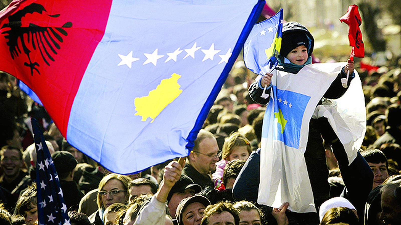 La multitud celebra la independencia de Kosovo.