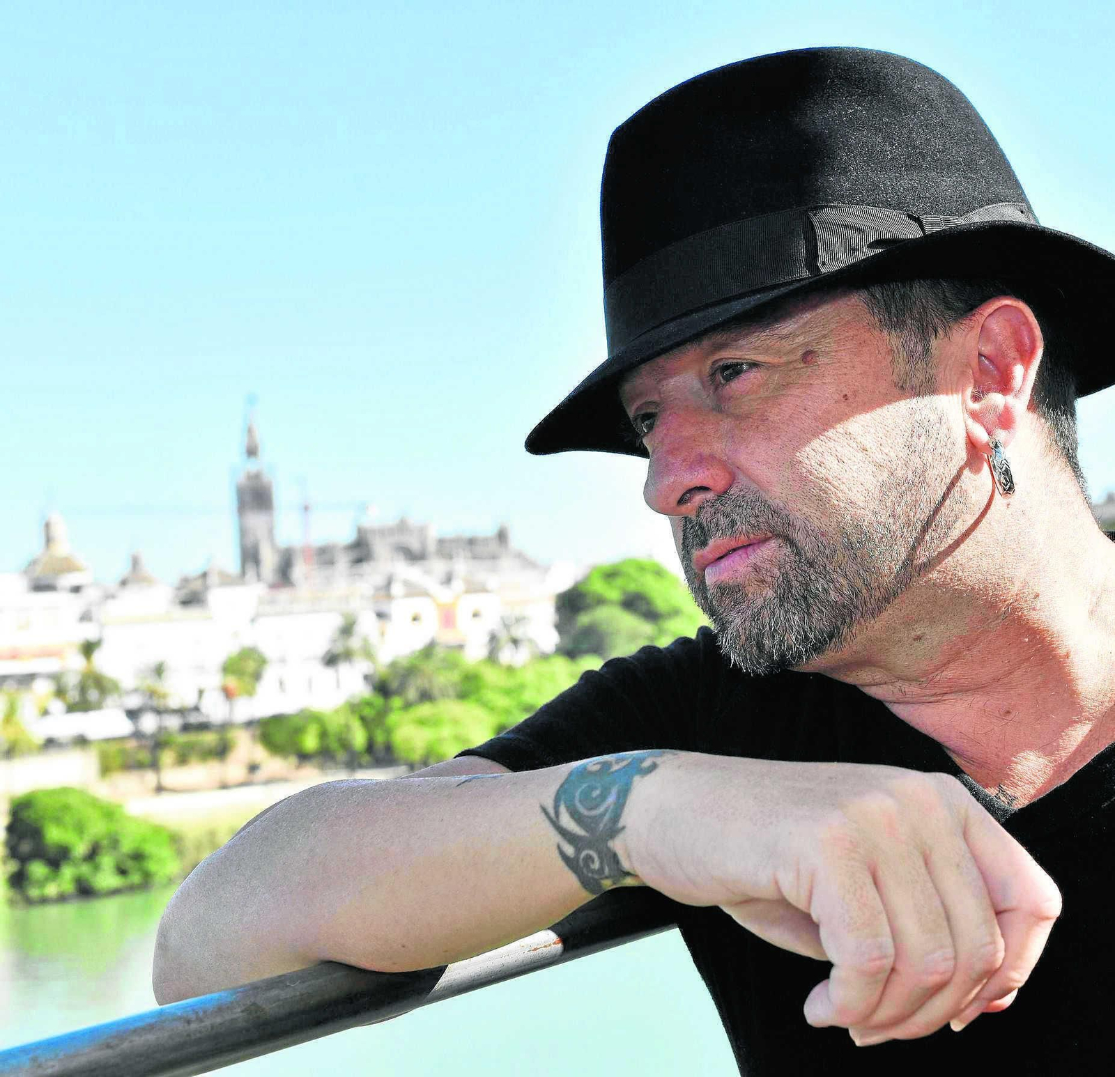 José Luis Figuereo, 'El Barrio', en la terraza del restaurante María Trifulca, en el Puente de Triana (Sevilla).