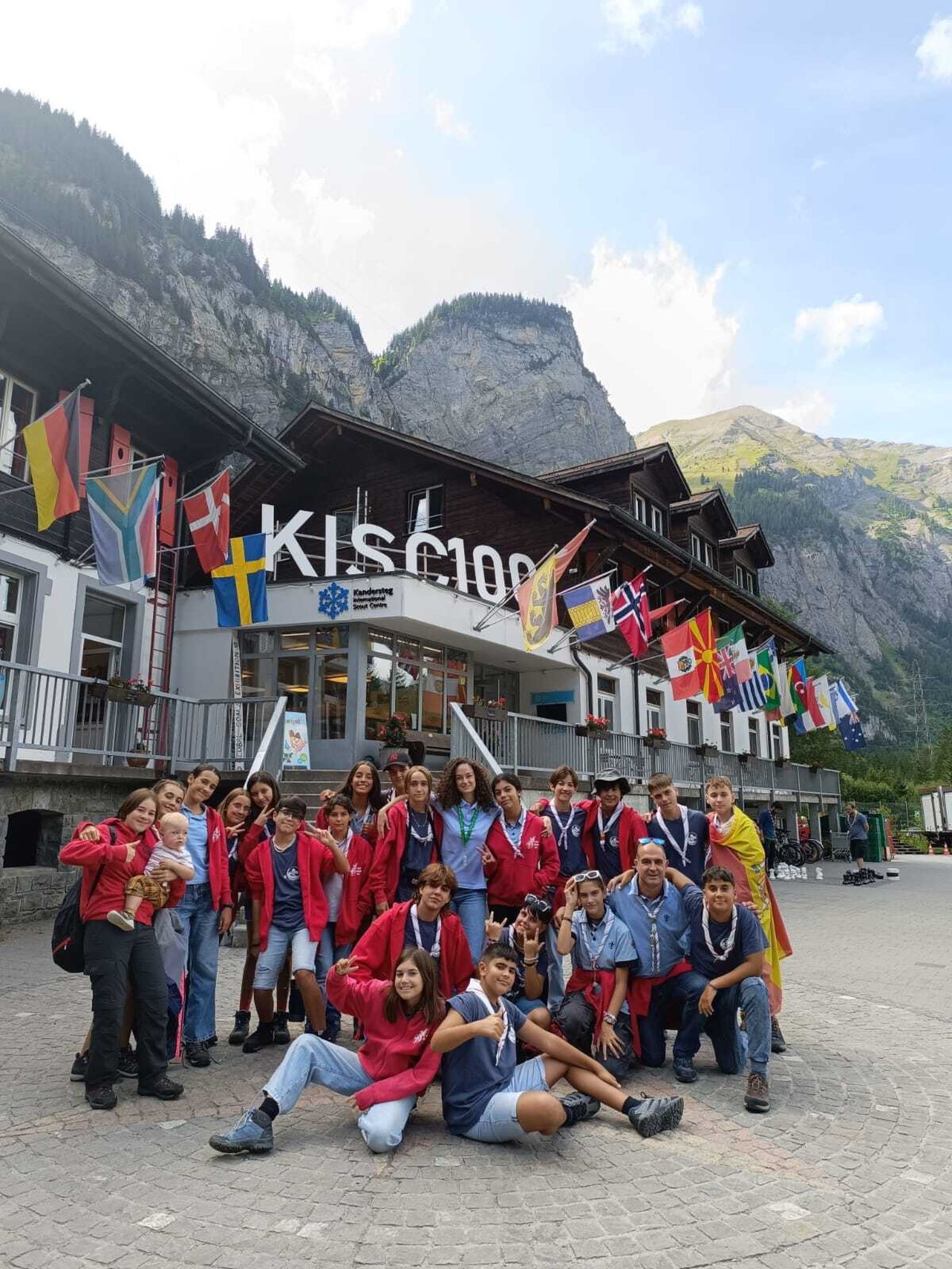 la  sLa sección de tropa del grupo San Jorge 310, frente al edificio principal del KISC (Kandersteg International Scout Center).
