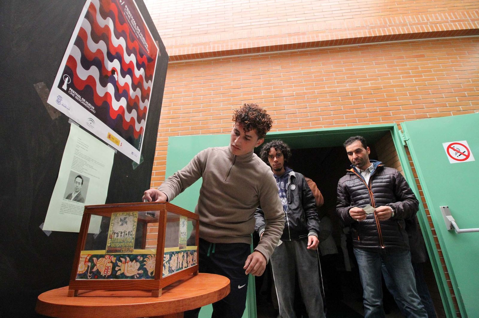 "El Piedra" visita la cárcel de Huelva, en imágenes