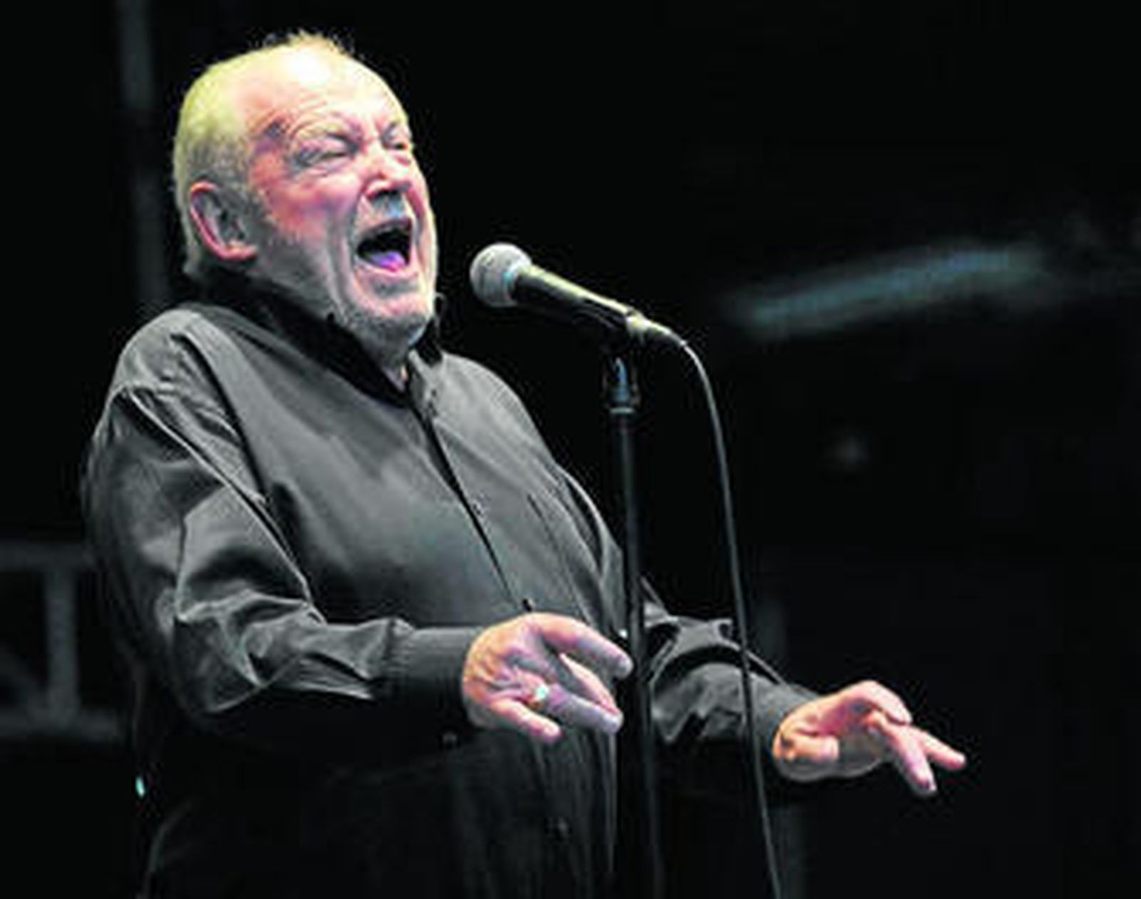 Joe Cocker el 16 de agosto de 2011 durante un concierto celebrado en Hamburgo (Alemania).