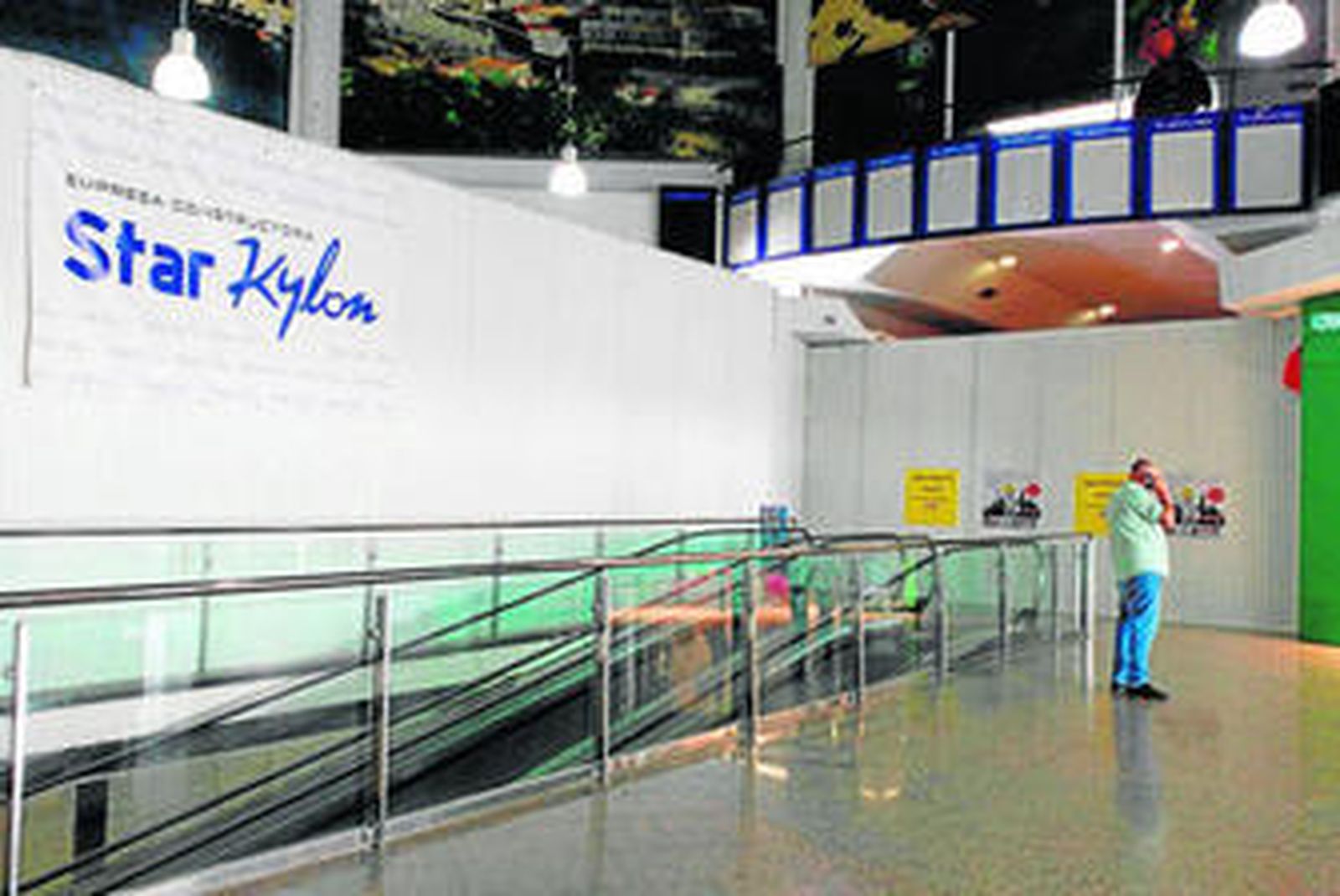 La galería que daba acceso  a los cines se encuentra cerrada y con varios carteles que indican sus reformas.