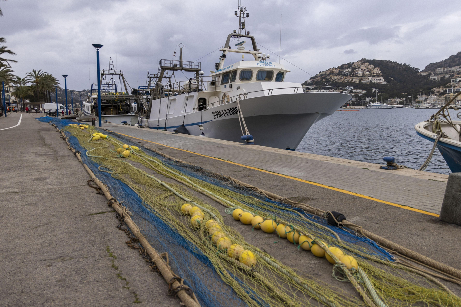 La flota de baleares se suma al paro de los pescadores desde este lunes.