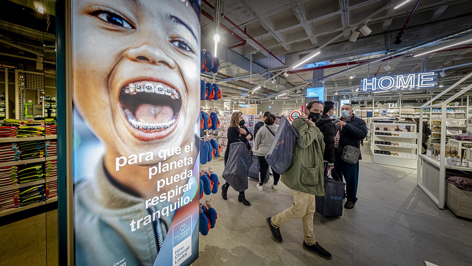 Interior de la tienda de Primark en Bahía Sur .
