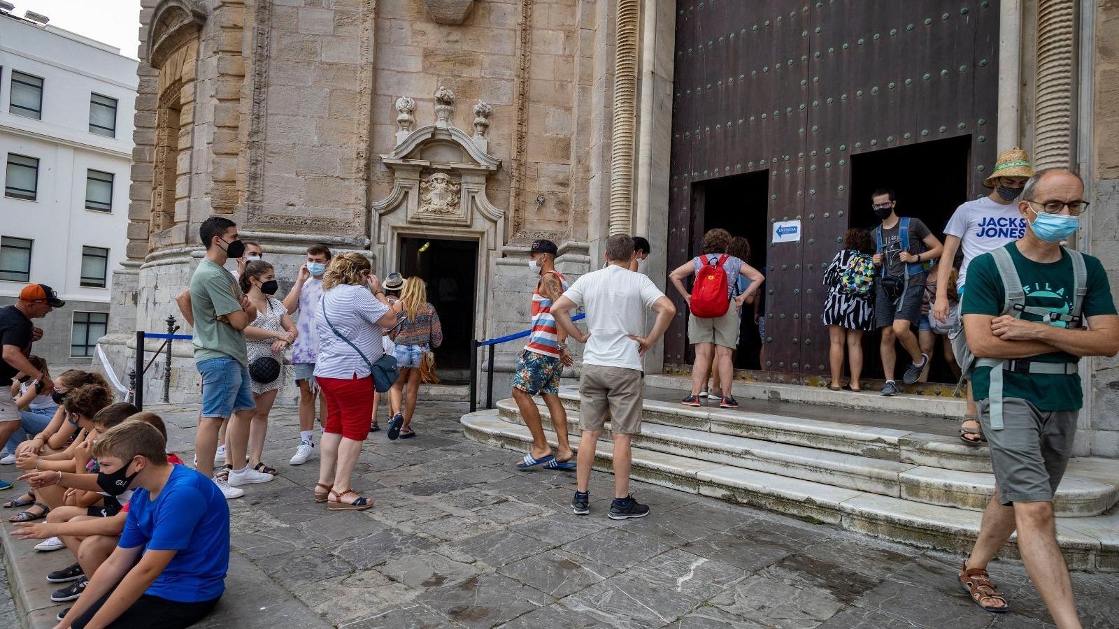 Turistas a las puertas de la Catedral de Cádiz.