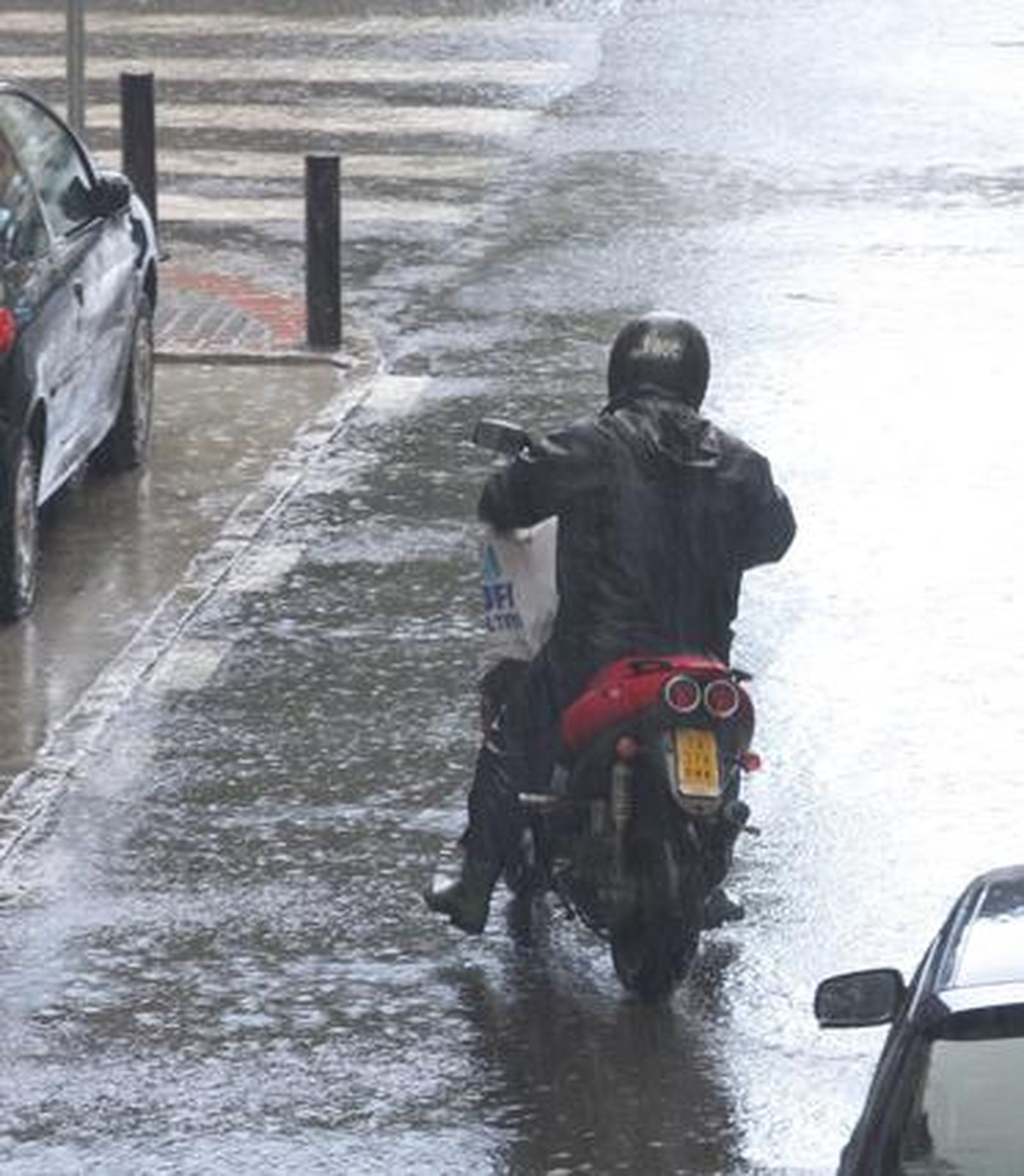 Un motorista circula con precaución protegido de la lluvia con un impermeable.

Foto: J. C. Vázquez, B. Vargas y A. Pizarro