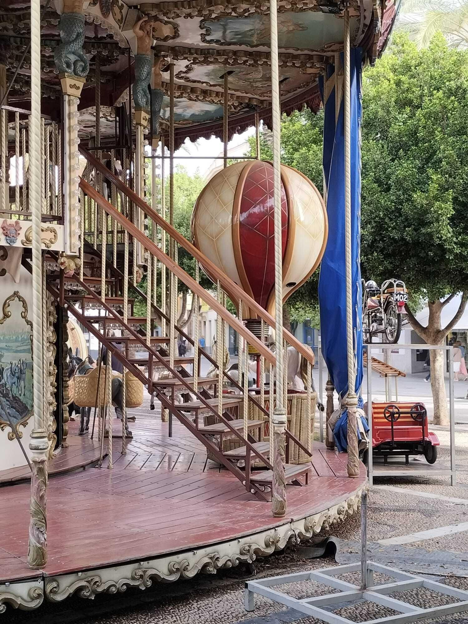 El Carrusel de la plaza del Arenal dice adiós.