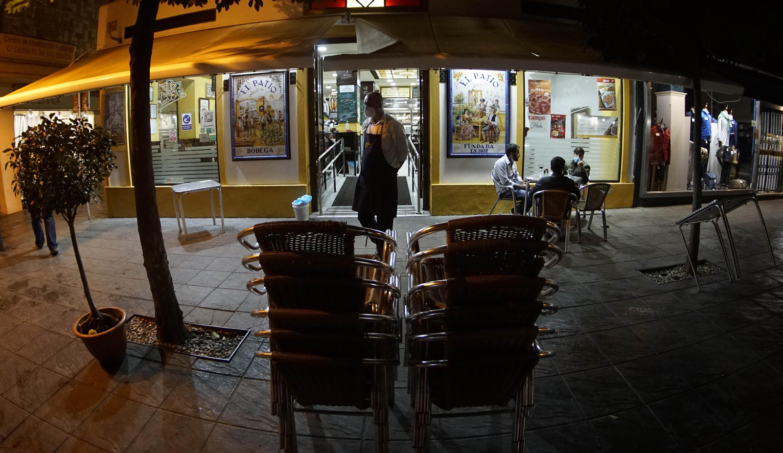 Los sevillanos cumplen el toque de queda