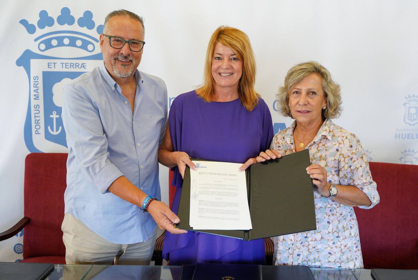 Firma del convenio entre el Ayuntamiento y la Asociación.